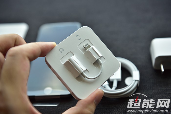 Lightning to 3.5mm拆解分析：音质如何？保持原有水准